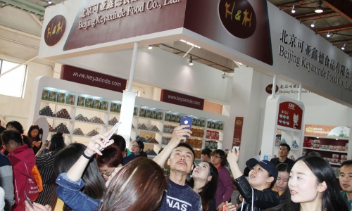 可亚鑫德食品于京宠展现场释放“能量”