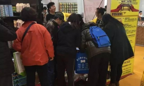 牧和邻参加京宠展咨询火爆